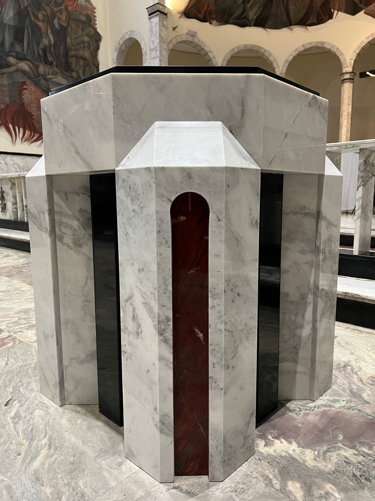 A marmolux trabalha com: Obras e peças para igrejas