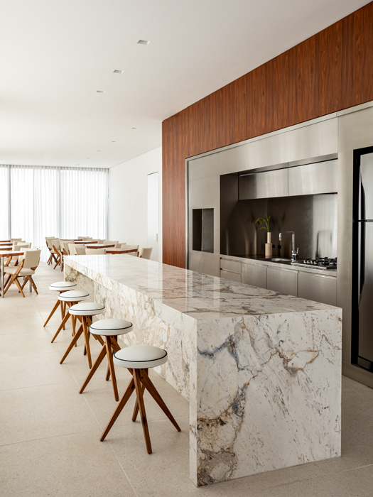 A marmolux trabalha com : Mármores